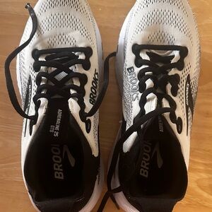 Brooks Adrenaline GTS 25 Black and White Sneakers